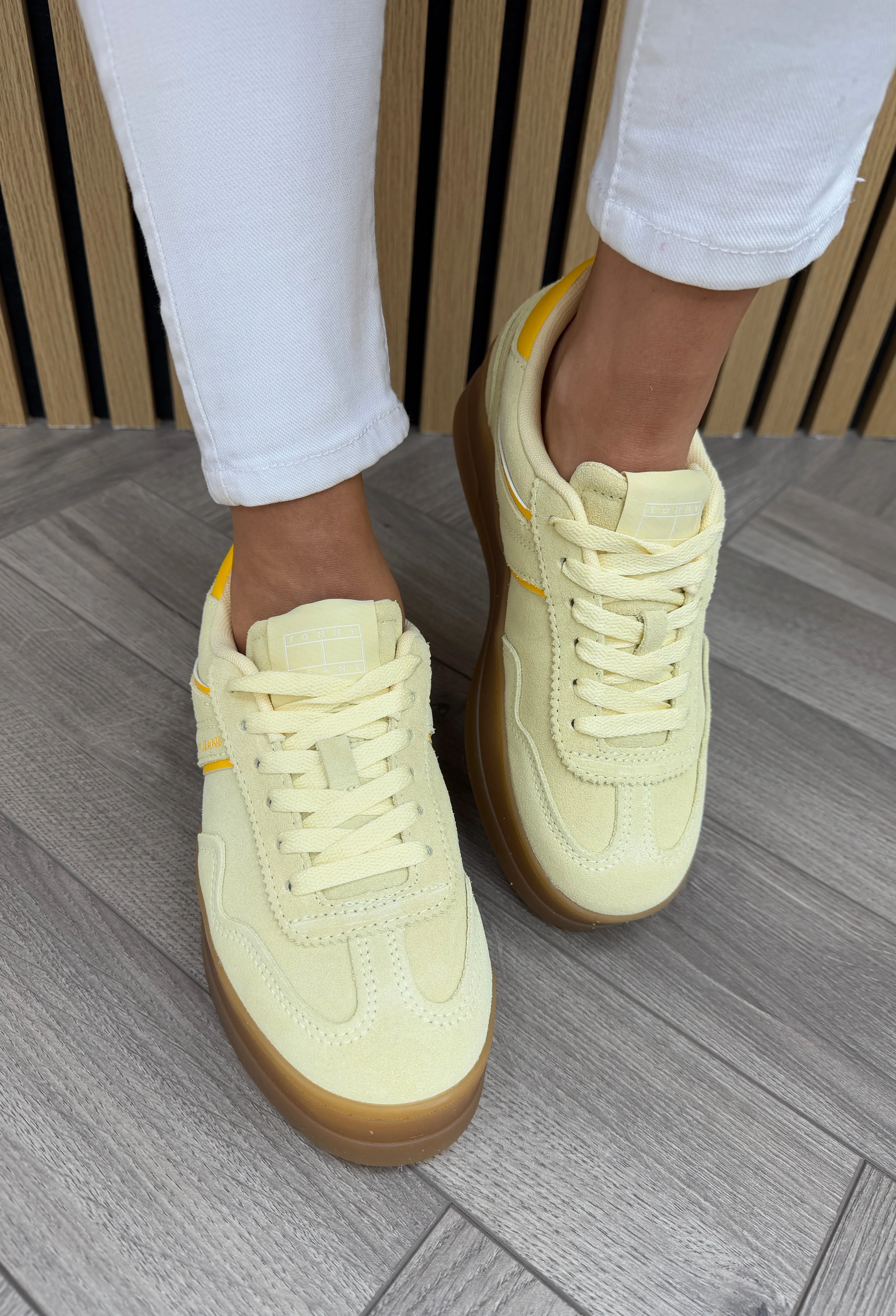 Tommy Hilfiger (SS25) The Greenwich Flatform Suede EN0EN02734 - Frozen Custard (TH31)
