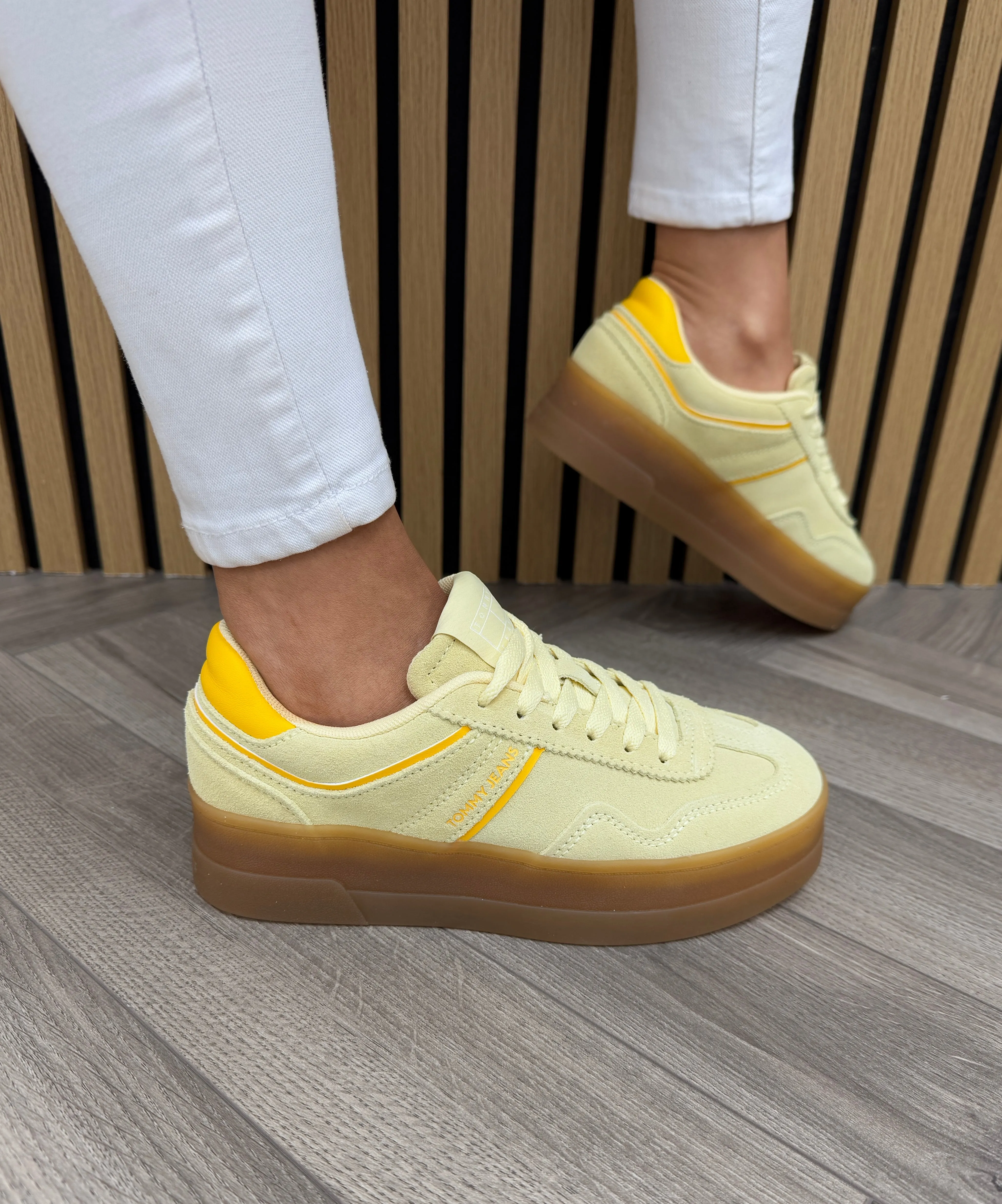 Tommy Hilfiger (SS25) The Greenwich Flatform Suede EN0EN02734 - Frozen Custard (TH31)